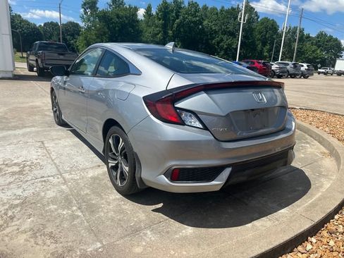Used 2018 Honda Civic Touring image 3
