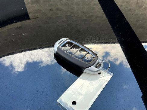 Used 2023 Hyundai Venue Limited image 12