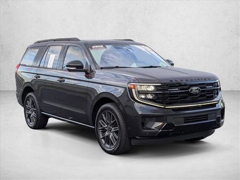 Used 2025 Ford Expedition Platinum w/ Stealth Performance Package image 3