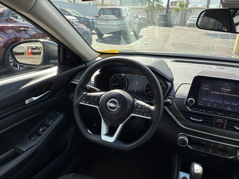 Used 2025 Nissan Altima 2.5 SV image 34