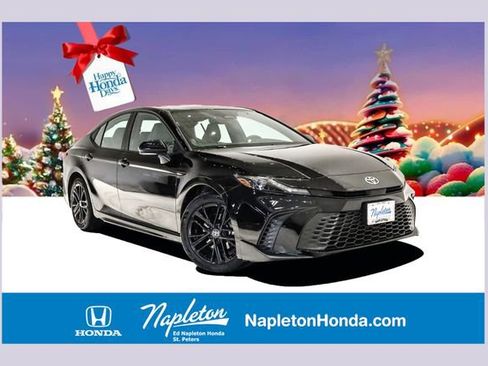 Used 2025 Toyota Camry SE image 1