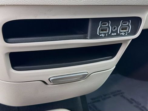 Used 2023 Chrysler Pacifica Touring-L FWD image 22