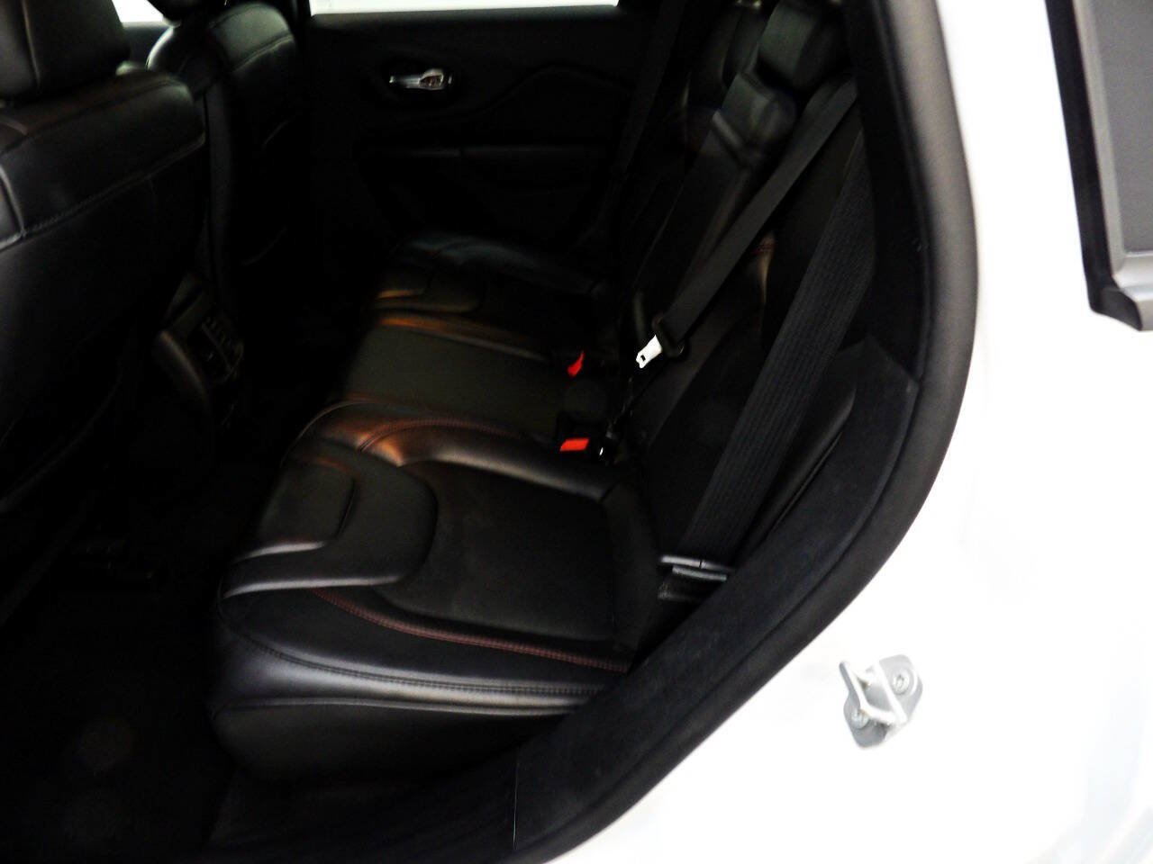 Used 2019 Jeep Cherokee Trailhawk AWD/4WD image 10