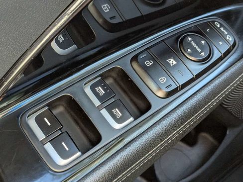 Used 2018 Kia Niro Touring FWD image 26