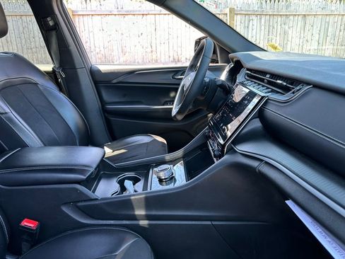 Used 2024 Jeep Grand Cherokee L Laredo image 20