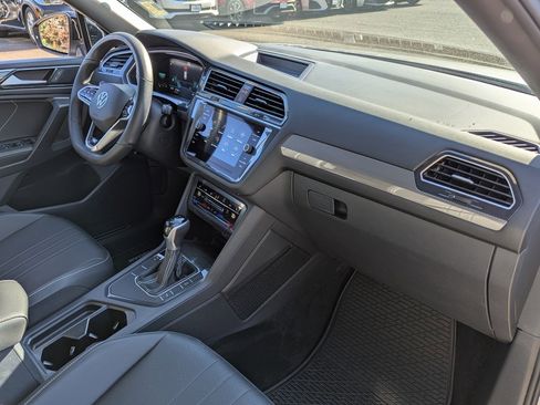 Certified 2022 Volkswagen Tiguan SE R-Line image 36