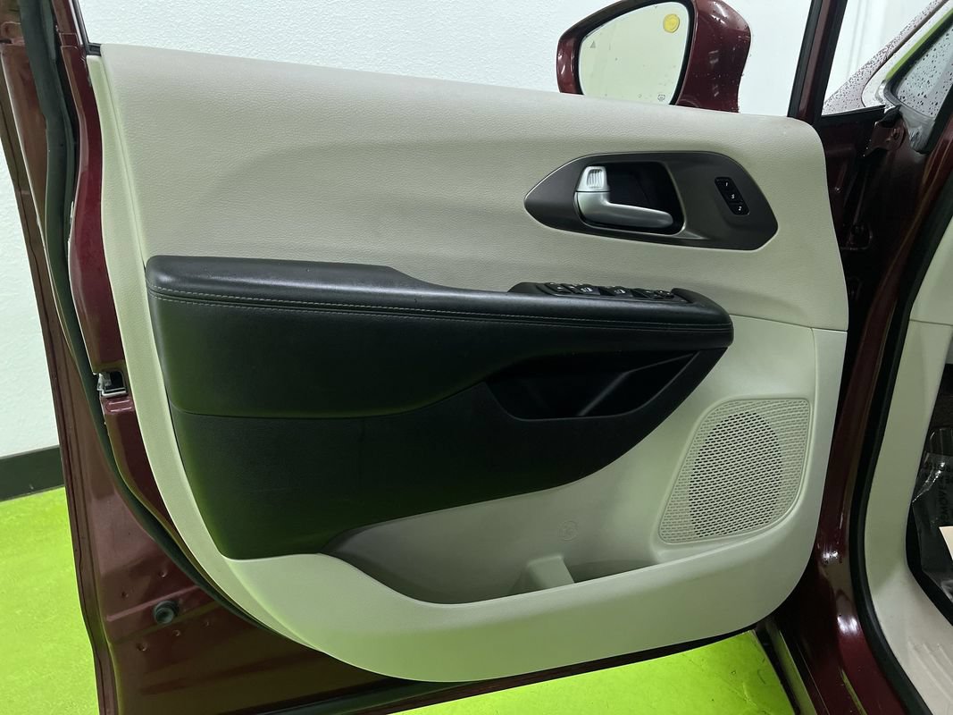 Used 2018 Chrysler Pacifica Limited FWD image 16