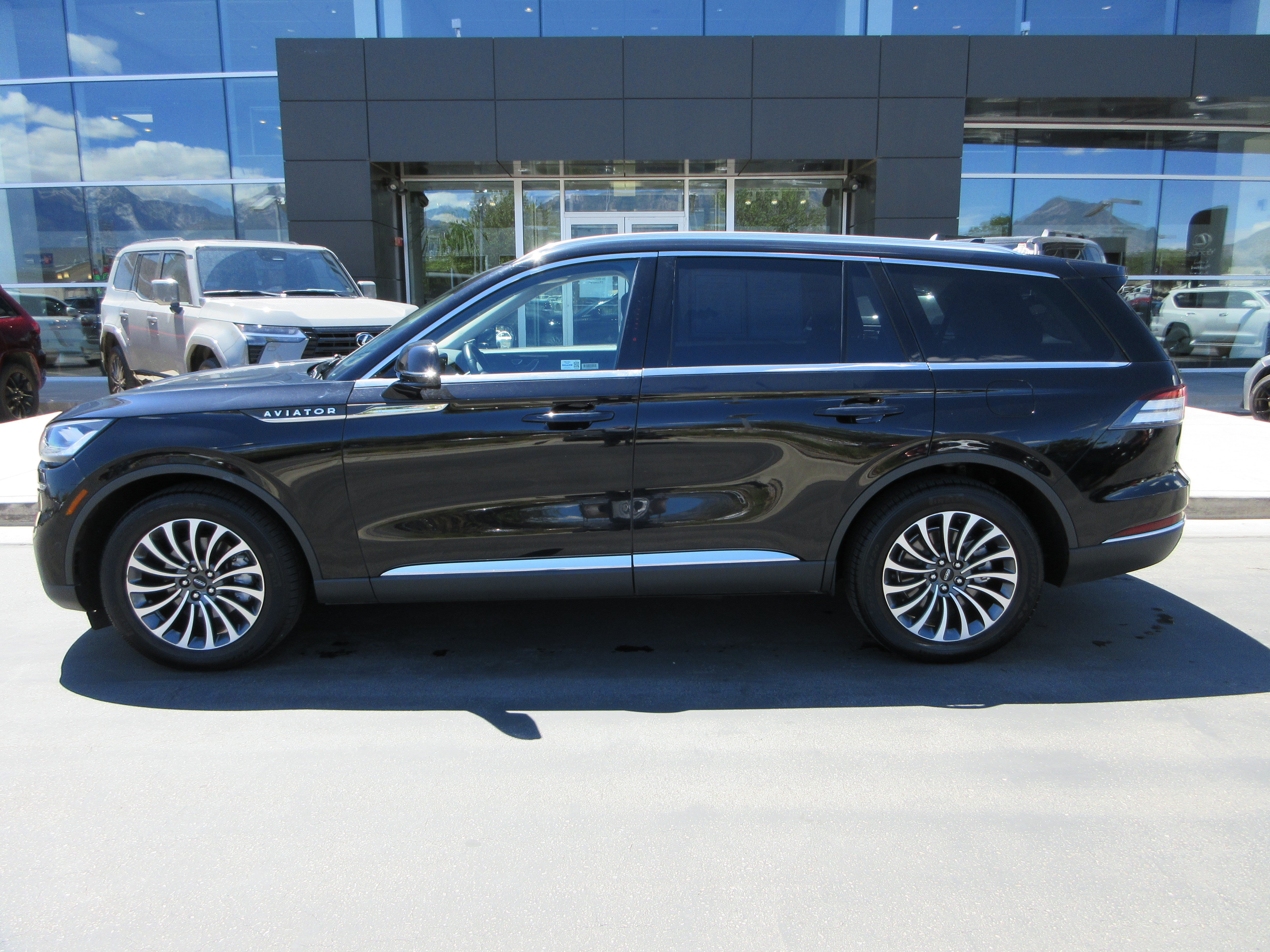 Used 2024 Lincoln Aviator Reserve AWD/4WD image 7