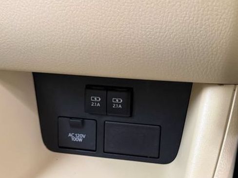 Used 2017 Toyota Highlander Limited AWD/4WD image 46