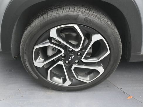Used 2025 Chevrolet Trax RS w/ Sunroof Package FWD image 9