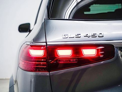 Used 2025 Mercedes-Benz GLS 450 4MATIC image 9