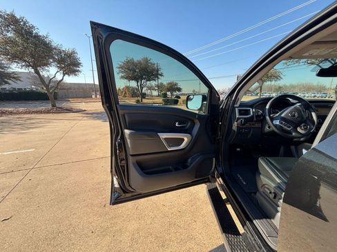 Used 2018 Nissan Titan SL RWD image 11