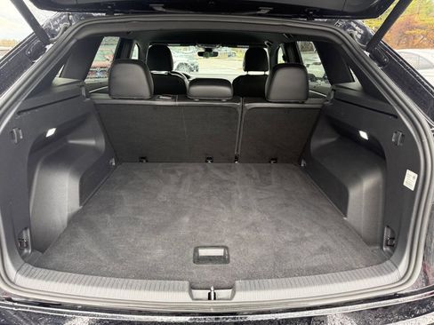 Used 2024 Volkswagen Atlas Cross Sport SE image 9