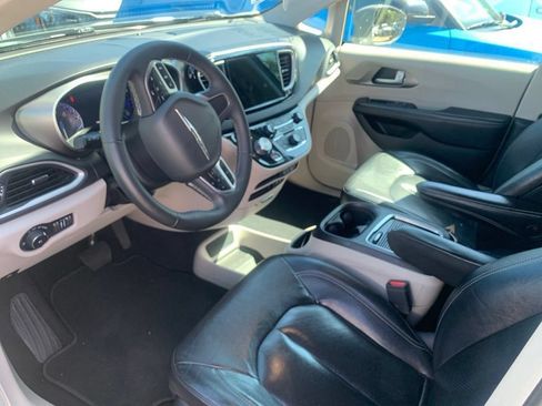 Used 2022 Chrysler Pacifica Touring-L FWD image 10