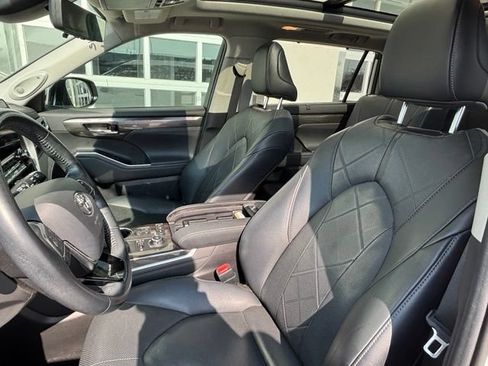 Used 2021 Toyota Highlander Platinum AWD/4WD image 11