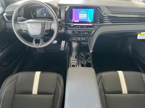 New 2026 Toyota Camry Hybrid FWD image 12