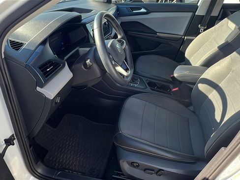 Used 2022 Volkswagen Taos SE image 13