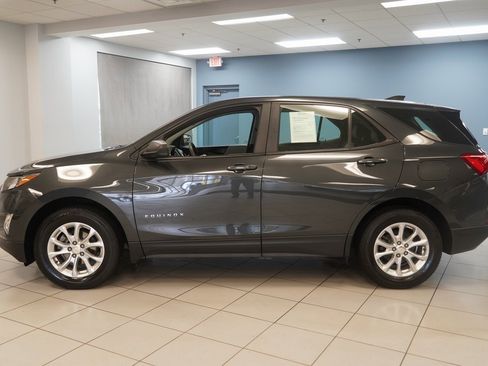 Used 2020 Chevrolet Equinox LS image 2