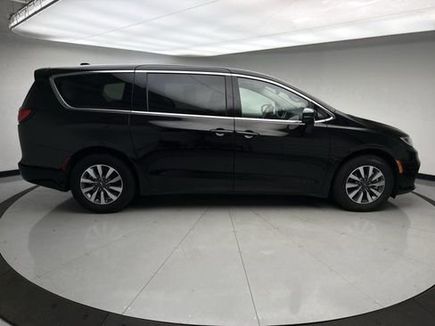 Used 2024 Chrysler Pacifica Limited FWD image 6