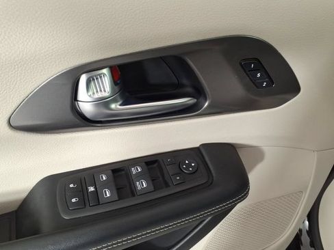 Used 2023 Chrysler Pacifica Touring-L FWD image 13