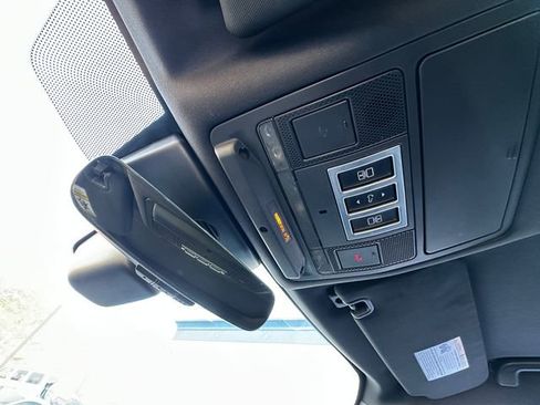 Used 2019 Land Rover Discovery SE image 31