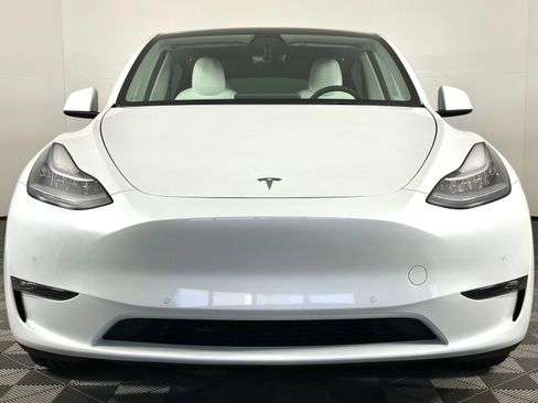 Used 2022 Tesla Model Y Long Range image 21