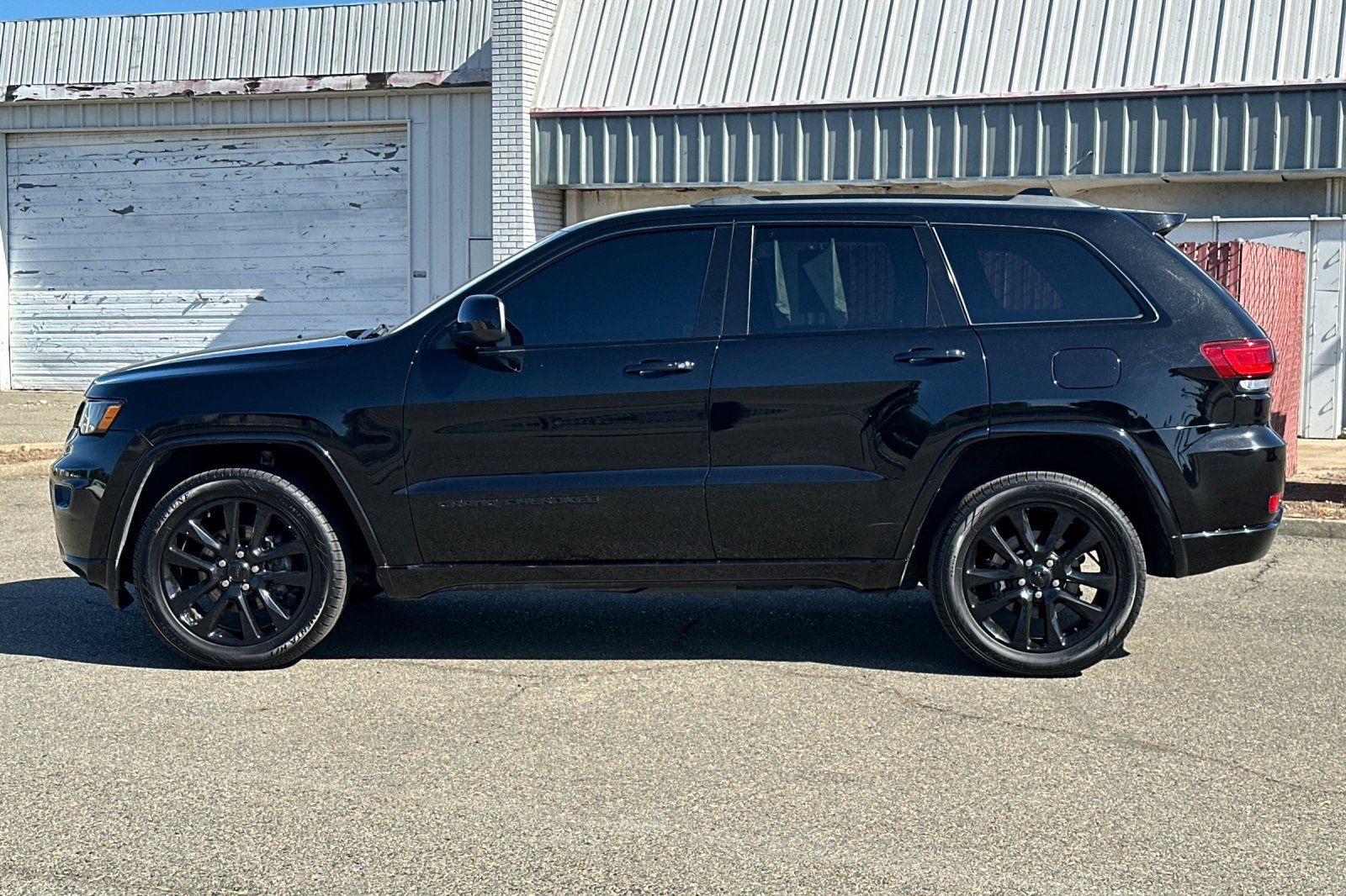 Used 2020 Jeep Grand Cherokee Altitude AWD/4WD image 9