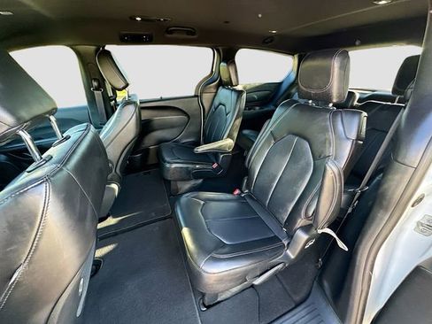 Used 2025 Chrysler Pacifica Select image 23