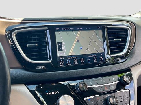 Used 2018 Chrysler Pacifica Touring-L Plus FWD image 13