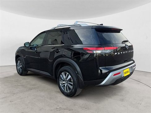 Used 2024 Nissan Pathfinder SL image 3