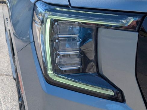 Used 2023 GMC Yukon SLT AWD/4WD image 11