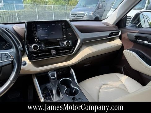 Used 2021 Toyota Highlander XLE AWD/4WD image 17