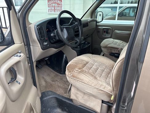 Used 2001 Chevrolet Express 1500 RWD image 25