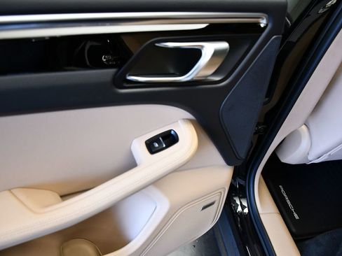 Certified 2023 Porsche Macan AWD/4WD image 19