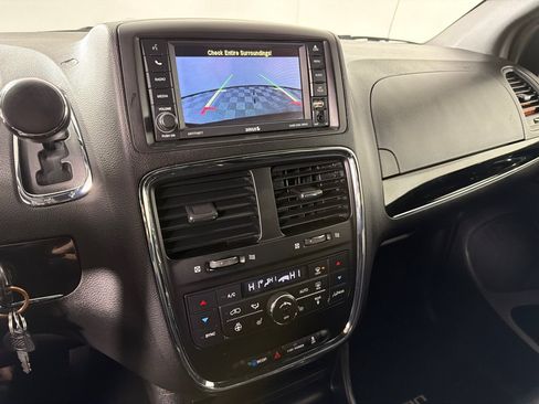 Used 2016 Dodge Grand Caravan SXT FWD image 14