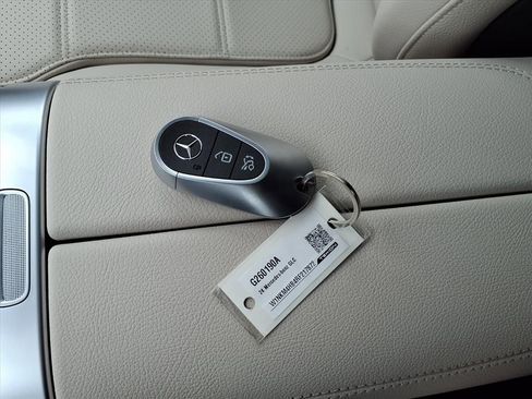 Used 2024 Mercedes-Benz GLC 300 4MATIC image 12