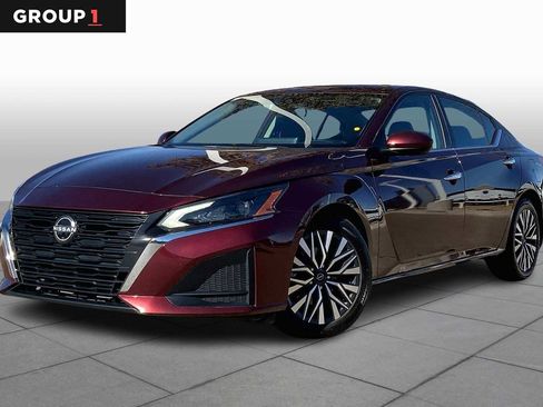 Used 2024 Nissan Altima 2.5 SV w/ SV Premium Package image 1