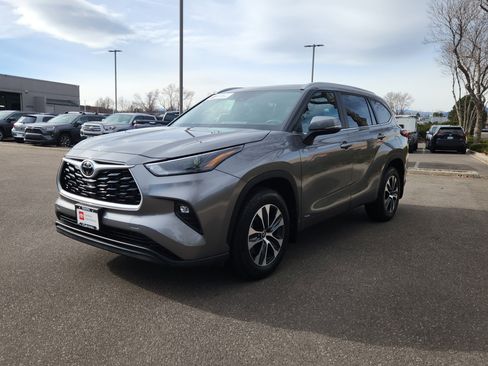 Certified 2025 Toyota Highlander XLE image 4