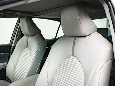 Used 2018 Toyota Camry SE image 23