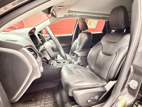 Used 2019 Jeep Cherokee Limited w/ Luxury Group AWD/4WD image 17