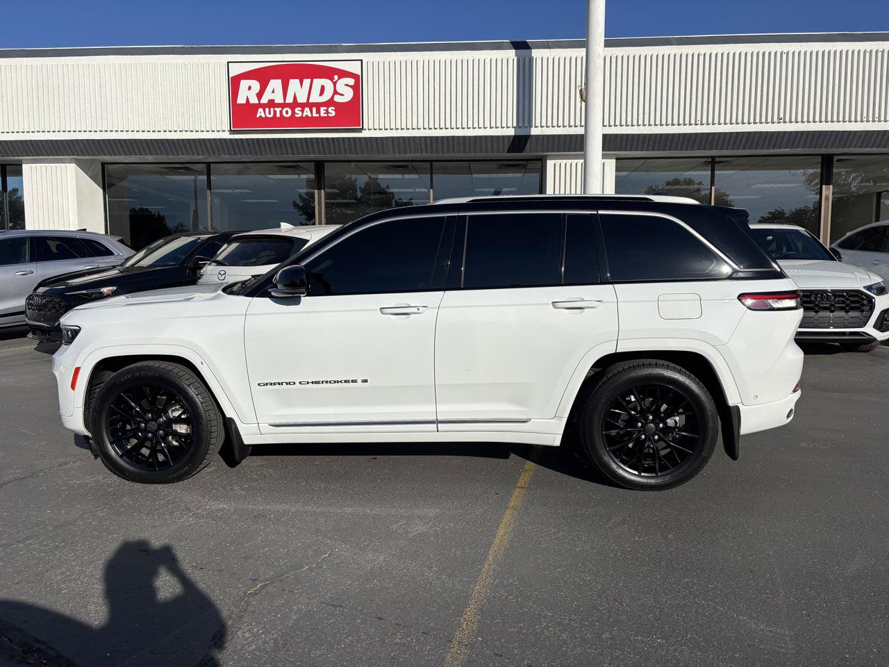 Used 2022 Jeep Grand Cherokee Summit w/ MOPAR Finishing Package AWD/4WD image 16
