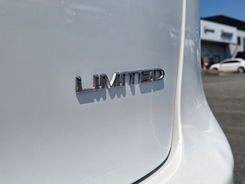 Used 2017 Chrysler Pacifica Limited FWD image 17