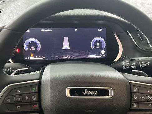 Used 2023 Jeep Grand Cherokee Altitude image 10