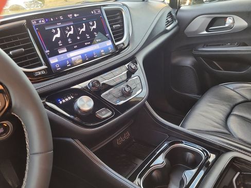 Certified 2025 Chrysler Pacifica Limited image 21