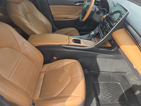 Used 2022 Toyota Avalon Limited FWD image 7