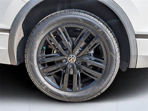 Certified 2022 Volkswagen Tiguan SE R-Line image 9
