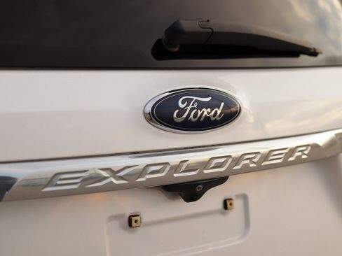 Used 2017 Ford Explorer Platinum image 41