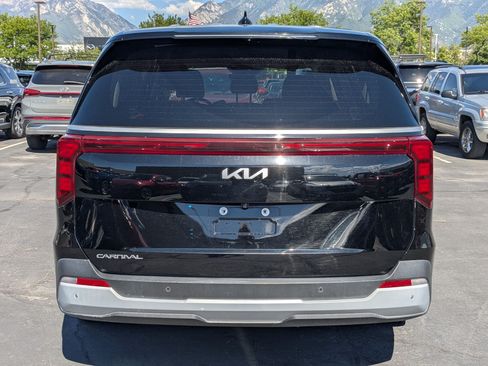 Used 2025 Kia Carnival FWD image 5