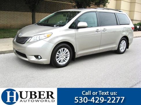 Used 2017 Toyota Sienna XLE Premium FWD image 1