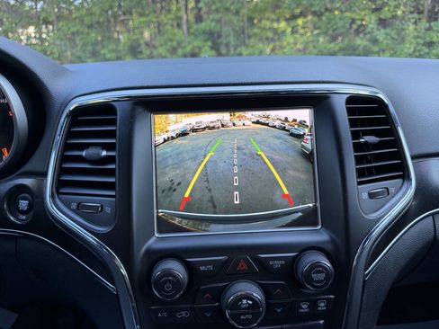Used 2018 Jeep Grand Cherokee Limited AWD/4WD image 17